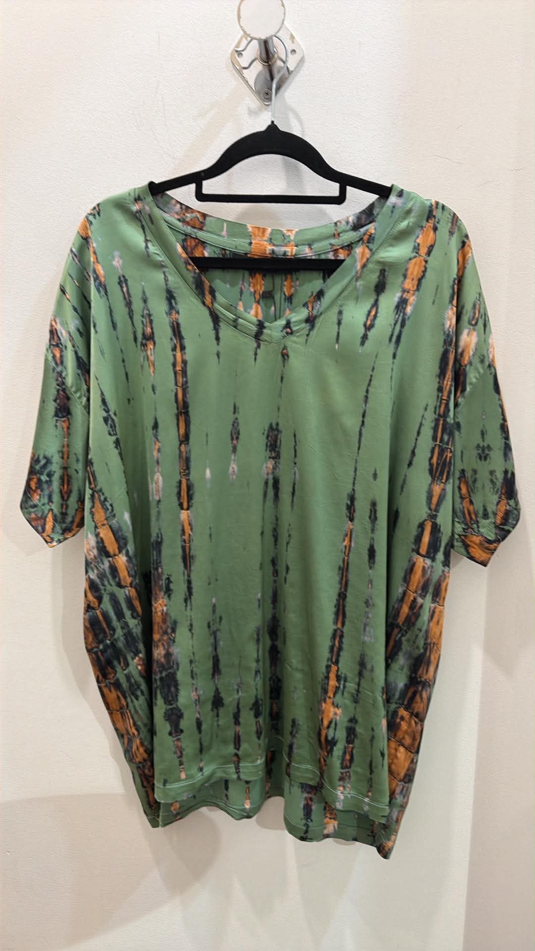 Christine supplier photo - Gaia Top front on hanger (photo 08)